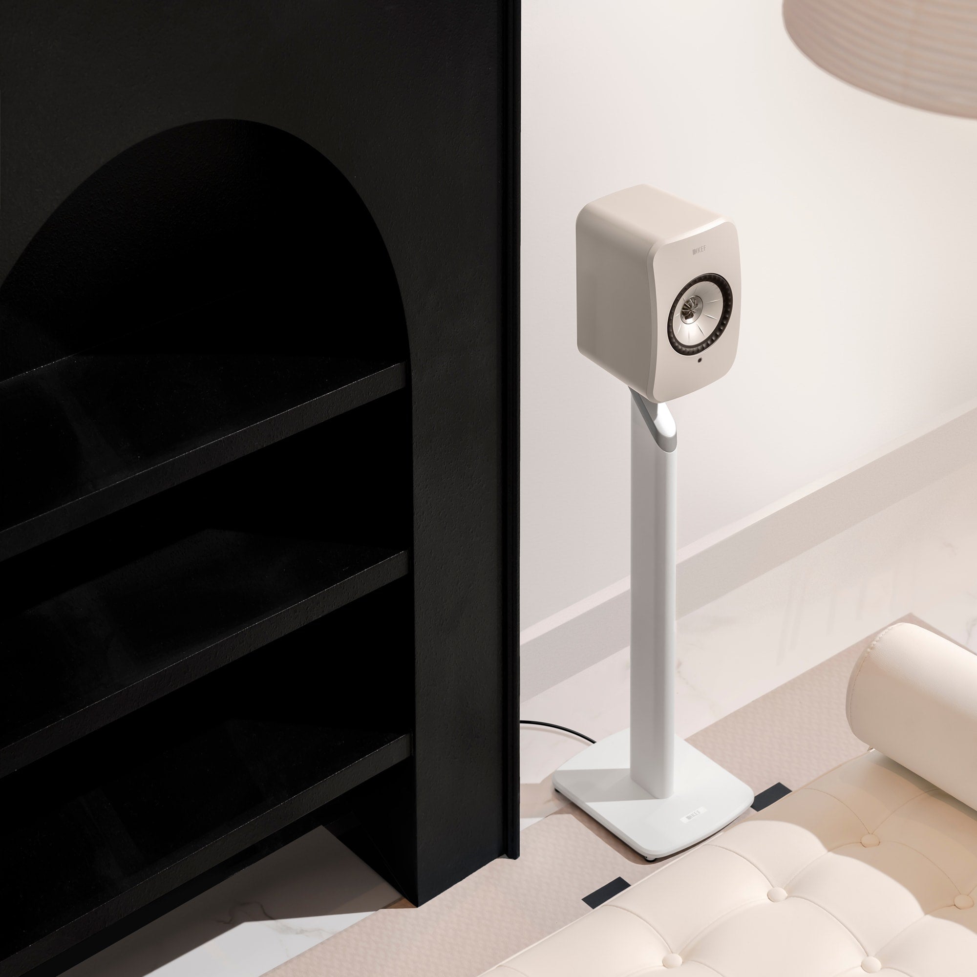 Loa KEF LSX II LT đặt trong không gian sống hiện đại cùng phụ kiện chân loa